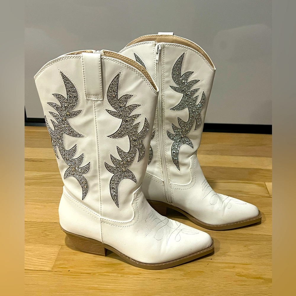 BETSEY JOHNSON
crystal embellished western boots